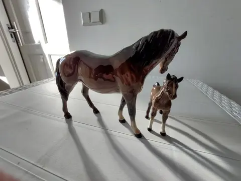 Beswick - merrie met veulen (2) - Porselein