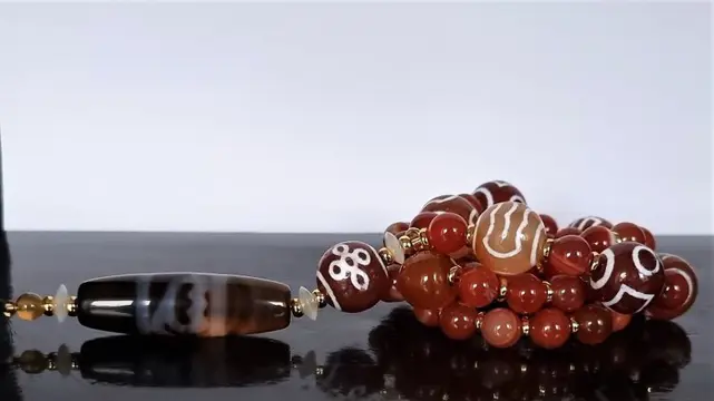 Mâlâ ketting - Boeddhistisch - dZi - Garuda, Lotus, 5-Eyed Lightning, Invisible Guardian en Heaven - Stone of love - Verslindt illusies en haat - Carneool - 168,55 g