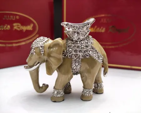 Juju Palais Royal - Beeldje - Indische olifant met doos (1) - Swarovski kristal