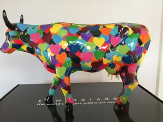 Cow Parade Cowparade. Heartstanding Cow. Large. - Beeld (1) - Poly Resin