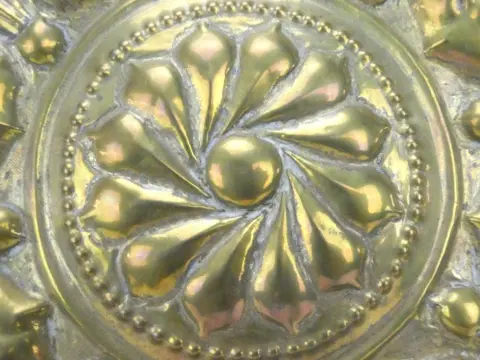 Aalmoezen schotel - Messing