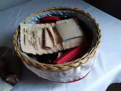 Oude bijzondere naaidoos. - Rieten, stoffen, kunststof.