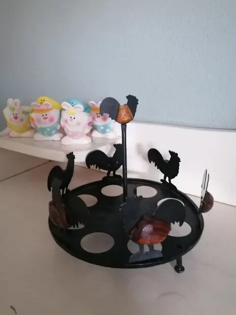 Ei caroussel met eidopjes - Ijzer keramiek