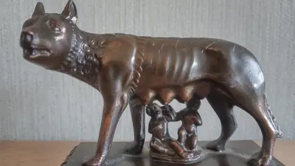 Figurine of a she-wolf feeding remulus and remus (1) - Bronze/brass