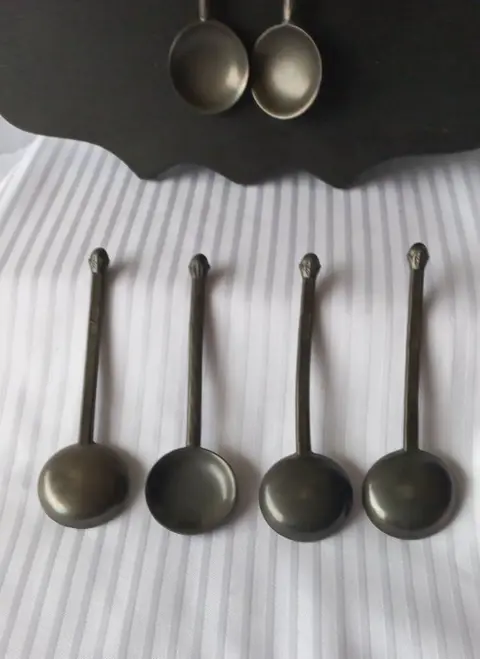 Rack with 6 pewter spoons (1) - tin and wood