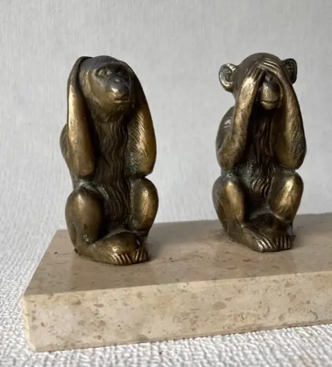 Horen, zien, zwijgen - statue - Marmer, Zamak