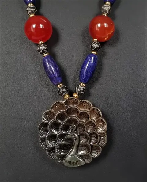 Boeddhistische ketting - Natuurlijke parels - Vervaardigd - Amulet - Fantastische vogel - Feniks - Genade, deugd en onsterfelijkheid - Serpentijn, lapis lazuli, carneool en agaat - 171,26 g