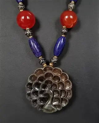 Boeddhistische ketting - Natuurlijke parels - Vervaardigd - Amulet - Fantastische vogel - Feniks - Genade, deugd en onsterfelijkheid - Serpentijn, lapis lazuli, carneool en agaat - 171,26 g