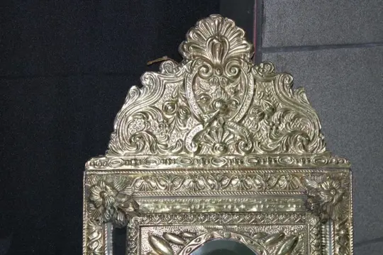 Spiegel met klein houten en messing kastje met borstels (1) - Messing en hout