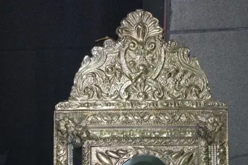 Spiegel met klein houten en messing kastje met borstels (1) - Messing en hout