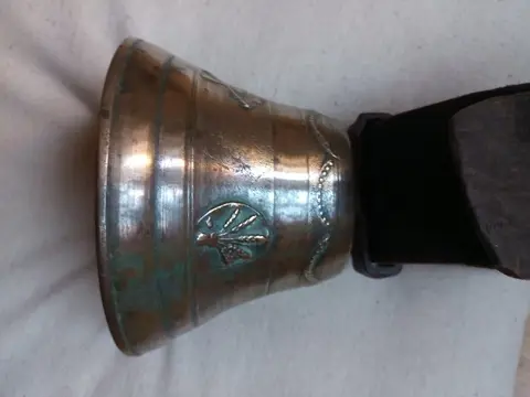 Swiss - Hand made - Bel, Koebel (1) - Willem IV - Brons