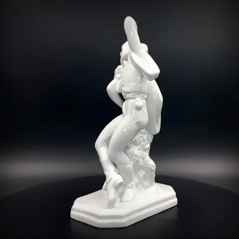 Elek Lux (1884-1941) - Herend - Dansend paar in de wijngaard - Porselein