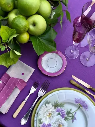 Premium tafelkleed, intense lavendelkleur, ruime tafels. 2.40 x 1.70 - Canvas. - Tweede helft 20e eeuw.