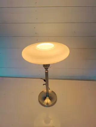 Een prachtige design tafel lamp (1) - metal