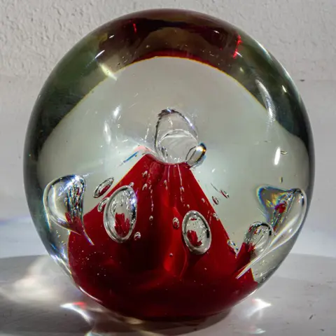Petr Hora - Glass Studio Beranek - Designerobject - Ø 10,4 cm / 1,25 kg - Glas