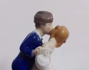 Claire Weiss - Royal Copenhagen - beeldje "Jeugdige vrijmoedigheid - De kus" - Porselein