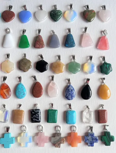 Veel hangers, van natuurlijke halfedelstenen, voor meditatie, ontspanning, chakra-reiniging, (100) - - Amethist, Hardsteen, Agaat, Labradoriet, Jaspis, Tijgeroog, Kwarts, Ruby Zoisiet, Lapis