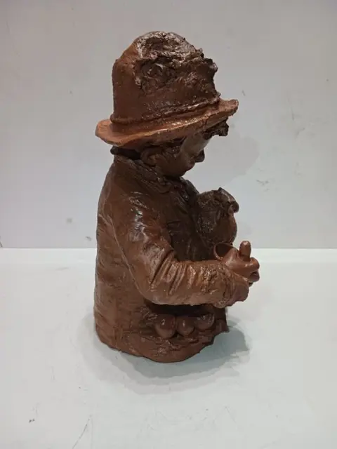 Emanuele Serrano - sculptuur "Jongen met kip" - Aardewerk