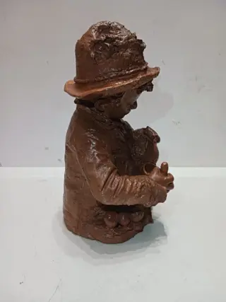 Emanuele Serrano - sculptuur "Jongen met kip" - Aardewerk