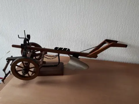 Zeer fraai model op schaal van een 19e -eeuwse paarden ploeg. (1) - Hout en metaal