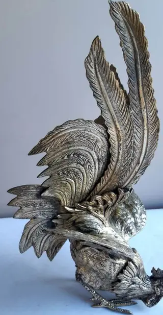 Tafelstuk - vechtende hanen (2) - Verzilverd metaal