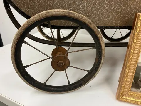 2 zeer oude poppenwagentjes - Hout, IJzer (gegoten/gesmeed), Linnen