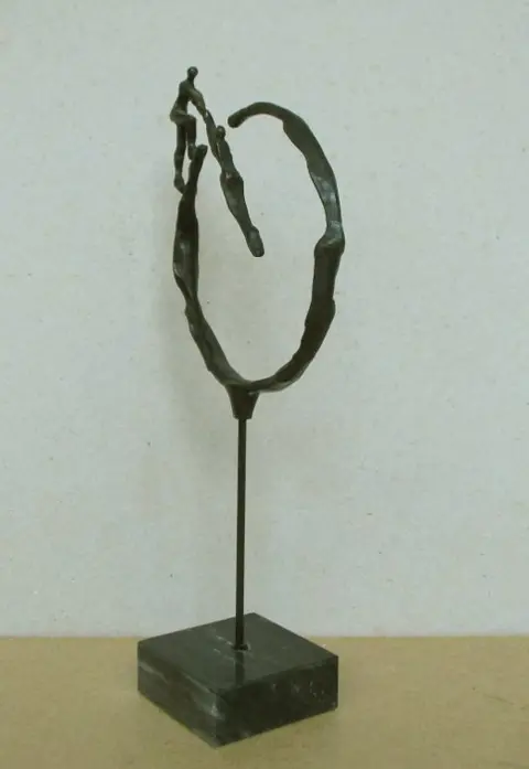 Corrie Ammerlaan-van Niekerk - Artihove - Figuratief beeldje - Legering, Steen (mineraal), Tinlegering; Natuursteen