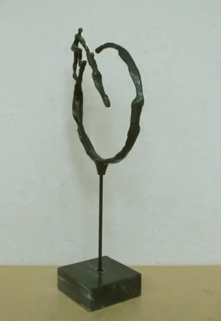 Corrie Ammerlaan-van Niekerk - Artihove - Figuratief beeldje - Legering, Steen (mineraal), Tinlegering; Natuursteen