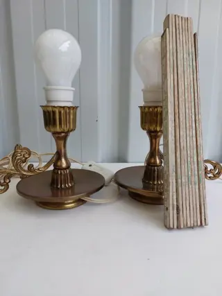 2 gelijke nachtlampjes in vorm van kandelaar met handvaztje. (2) - Messing
