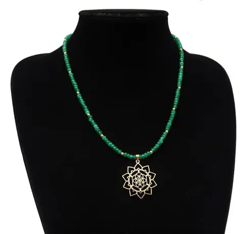 Smaragdgroene ketting versierd met een lotusbloem - Emerald, 14k Gold filled sluiting - Brengt volheid en versterkt de energie