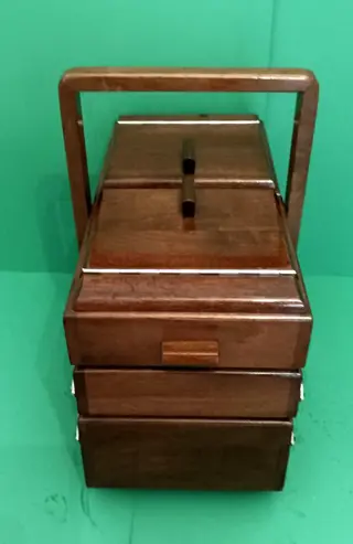 Traditionele naaidoos (1) - walnoot hout