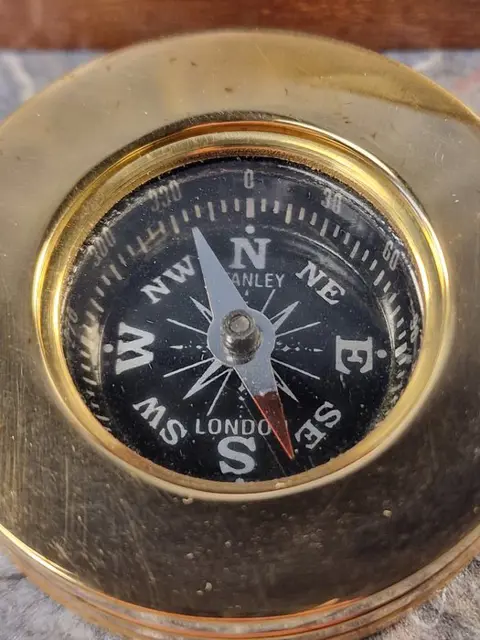 Messing kompas met houten koffer (1) - messing wod