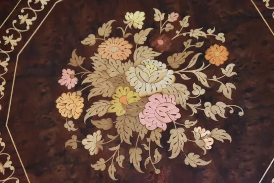 Sankyo - Prachtig (muziek)tafeltje met florale versiering en opbergruimte - intarsia - kersenhout - intarsia