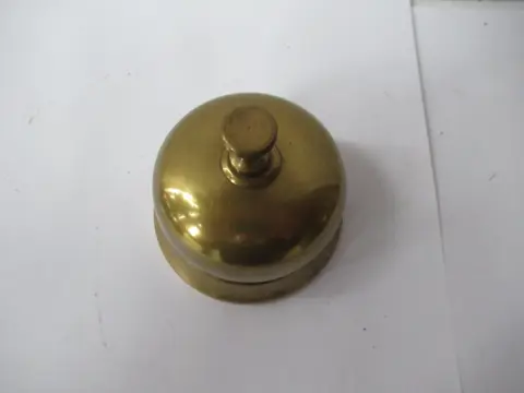 oude koperen hotelbel - receptiebel - koper en hout