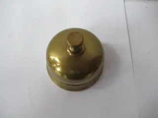 oude koperen hotelbel - receptiebel - koper en hout