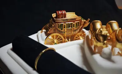 Estée Lauder - Schitterende decoratieve parfum: Paarden en Koets (1) - Verschillende materialen