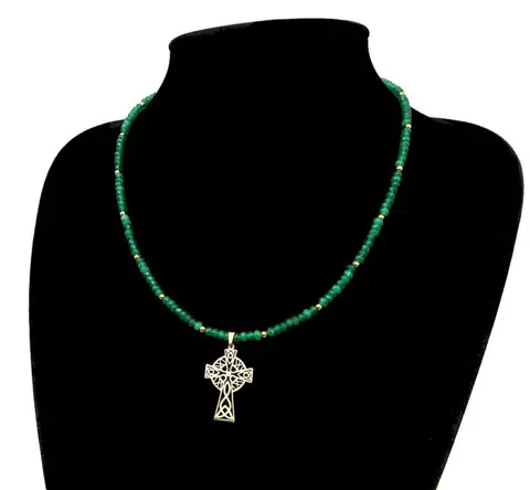 Ketting versierd met een sierlijk Keltisch kruis - Druïdenkruis - Smaragd - 14K Gold Filled Gold Sluiting - Aarde, Hemelse en Kosmische Krachten