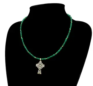 Ketting versierd met een sierlijk Keltisch kruis - Druïdenkruis - Smaragd - 14K Gold Filled Gold Sluiting - Aarde, Hemelse en Kosmische Krachten