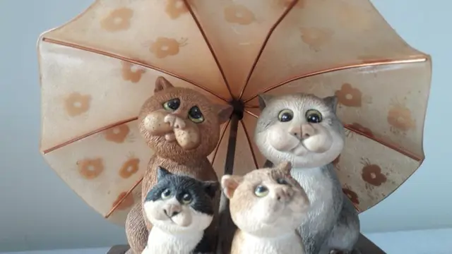 Linda Jane Smith - Border fine arts studio s - Comic and curious cats under umbrella ornament (1) - ceramic and wood