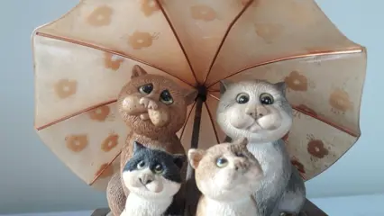 Linda Jane Smith - Border fine arts studio s - Comic and curious cats under umbrella ornament (1) - ceramic and wood