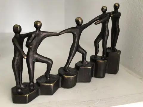 Corry Ammerlaan - Artihove - Sculptuur “ De helpende hand “ Zeldzaam - Brons