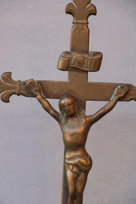 staand halfrond kruis - Messing