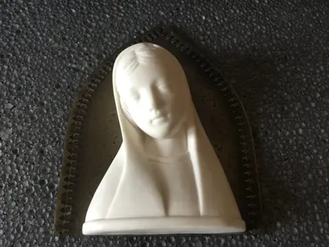 Altaarstuk met Madonna in wit marmer - Renaissance - IJzer (gegoten/gesmeed), Marmer