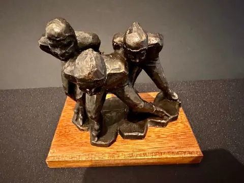 Sculptuur - Elfstedentocht 1963 - 3 Schaatsers - Brons