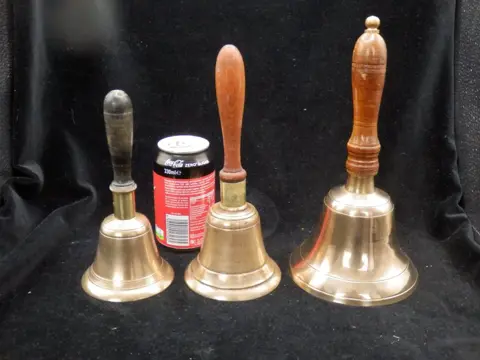3 Fraaie vintage Handbellen (3) - Brons, Hout, Messing