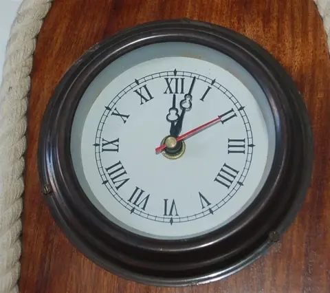 massief houten wandbord met klok en zandloper. - Hout, Messing