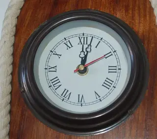 massief houten wandbord met klok en zandloper. - Hout, Messing