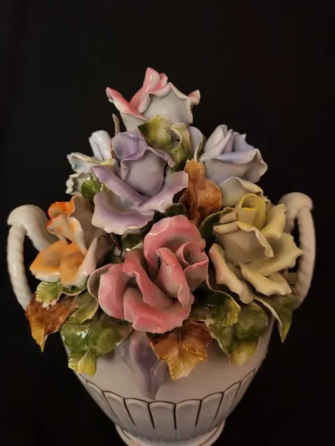 Iris Cluj - vaas met rozen - Porselein