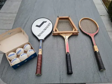 3 tennisrackets Snauwaert+ 6 witte tennisballen Tretorn - 1950-1970 - Hout