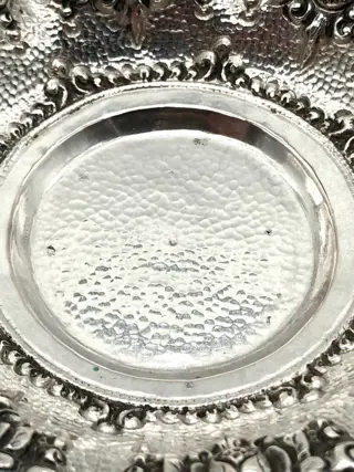 No reserve-Familie Salim,opa Mas Priyo - Antiek Djokja zilveren Presenteerschaaltje met Lotusbloem decor - Zilver